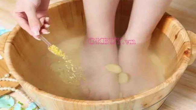 Chữa đau nhức xương khớp toàn thân bằng ngâm chân bằng muối và nước nóng