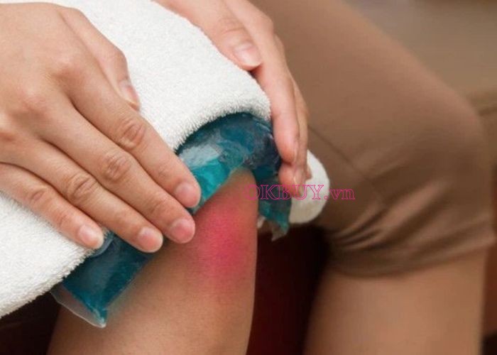 Áp dụng việc chườm lạnh sẽ khiến giảm đau nhức khớp chân nhanh chóng
